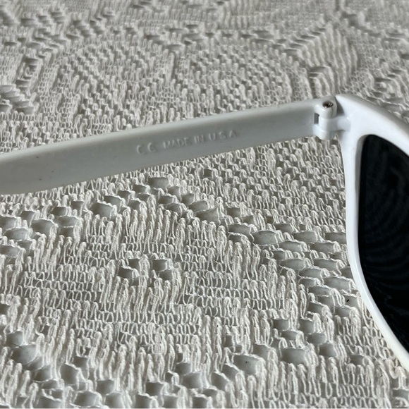 Oakley Frogskins  White Frames Sunglasses - Picture 6 of 12